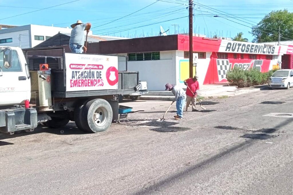 El programa especial de bacheo atiende tramos estratégicos mientras se desazolva el canal pluvial en Chametla y se programan rastreos