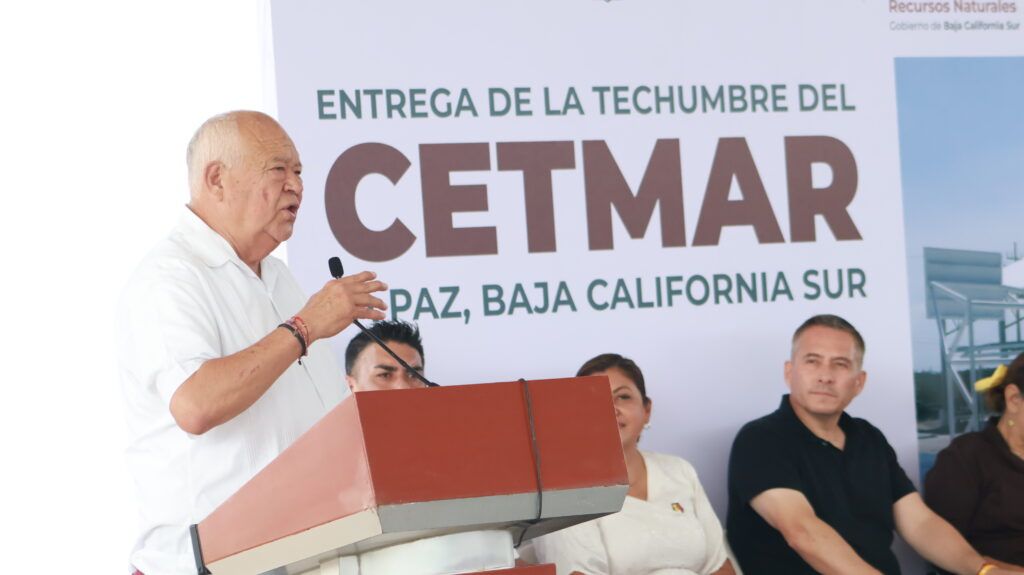 El gobernador Víctor Manuel Castro Cosío encabezó este viernes la entrega de la cancha, techumbre, andadores, bancas, alumbrado y porterías del Centro de Estudios Tecnológicos del Mar (CETMAR) en La Paz