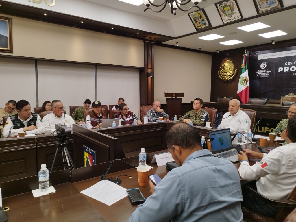 Personal municipal atiende vialidades, arroyos y reportes ciudadanos desde las primeras horas.