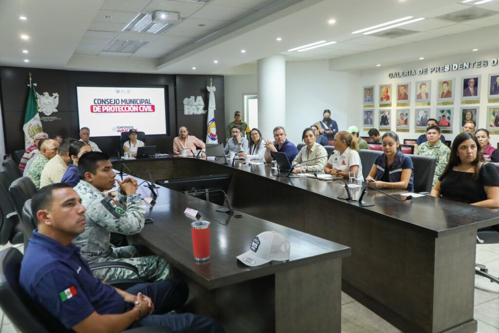 Retiro de tierra y lodo en cinco vados tras lluvias; preparan bacheo en Centro, Forjadores, Las Garzas, Colosio y libramientos.