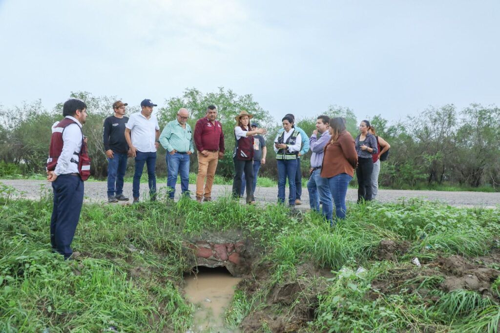 Municipio, fuerzas armadas y sector privado coordinan maquinaria pesada y barrido manual en colonias afectadas.