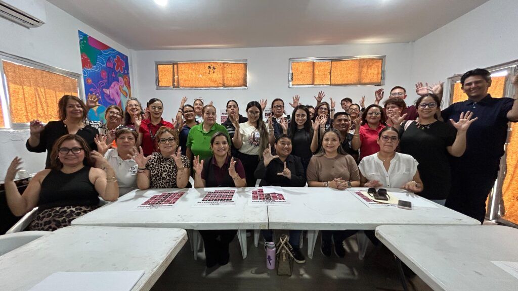 El programa de tres meses refuerza competencias para comunicación efectiva mediante lengua de señas en trámites y servicios
