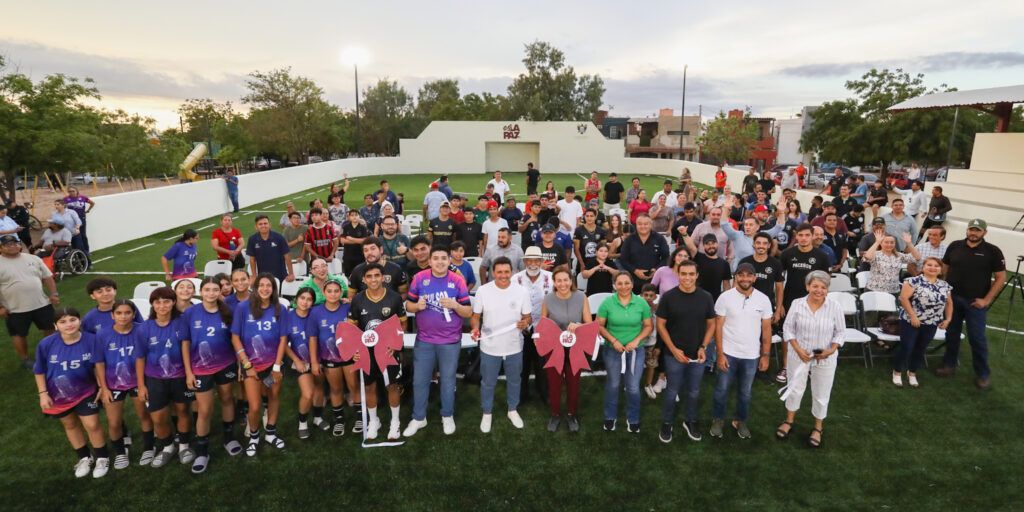 Trabajos de terracería, empastado, resanes y sistema de iluminación LED fortalecen la práctica deportiva en la colonia San Carlos.