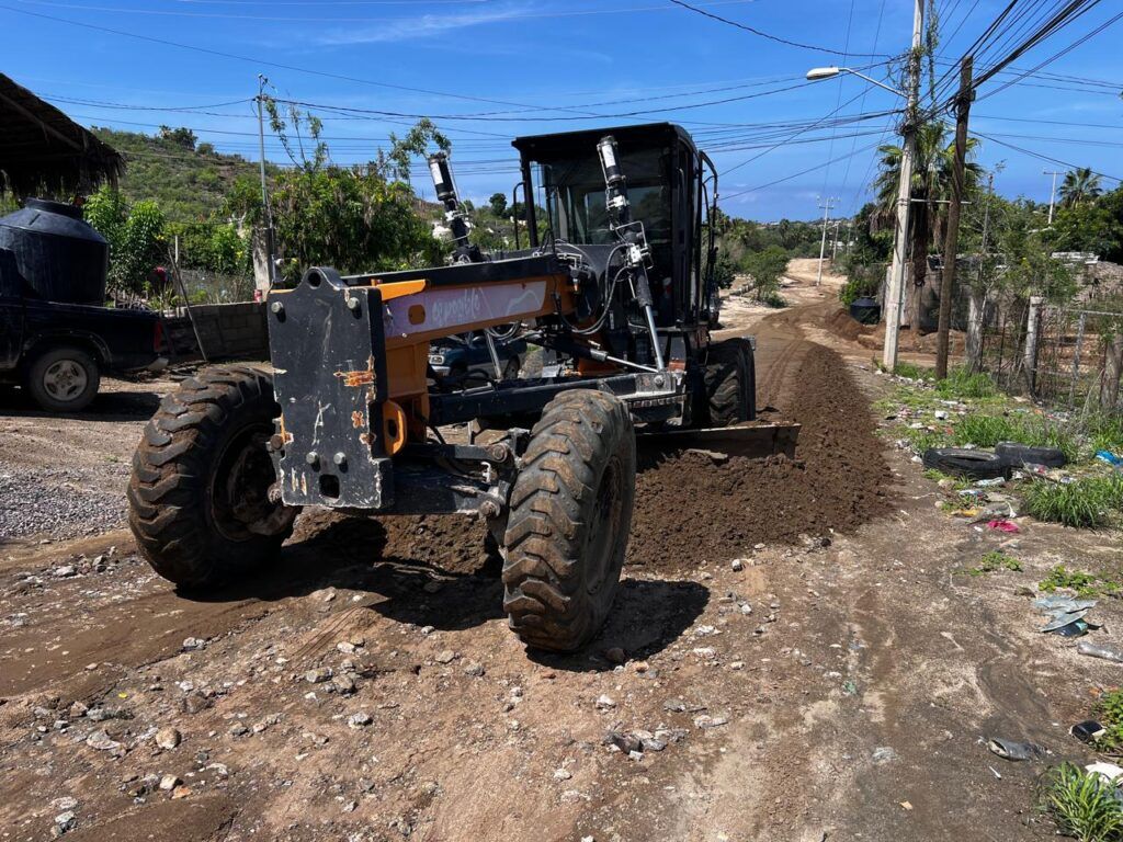 Inician obras en Todos Santos y continúan rehabilitaciones en Ayuntamiento, Villas de Guadalupe, Altamira y Bahía Concepción para restablecer la movilidad.