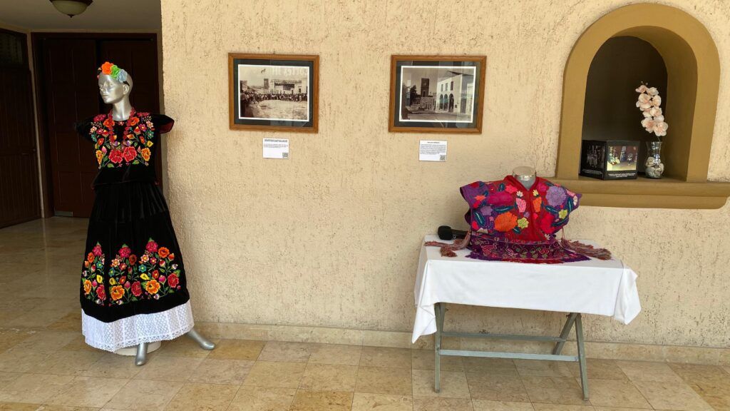 Muestra gratuita de trajes en vestíbulo y sala temporal del Teatro Juárez; piezas artesanales de Oaxaca, Chiapas, Yucatán, Quintana Roo, Veracruz y más.