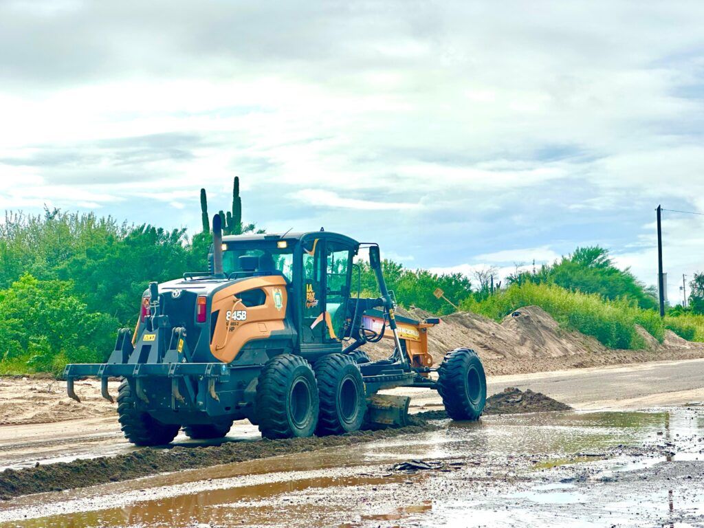 Se llevaron a cabo trabajos de limpieza sobre el malecón y se trabajó con maquinaria pesada para liberar los carriles viales sobre los vados