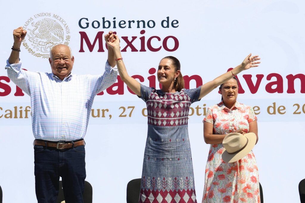 Plaza llena, anuncios de obra y un mensaje político: operación territorial, porras cruzadas y tablero local en movimiento.