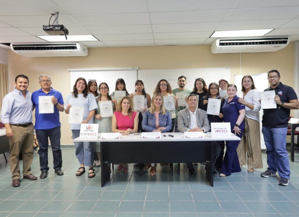 Alumnas y alumnos aprenden a estructurar mensajes, manejar lenguaje no verbal y responder preguntas con eficacia