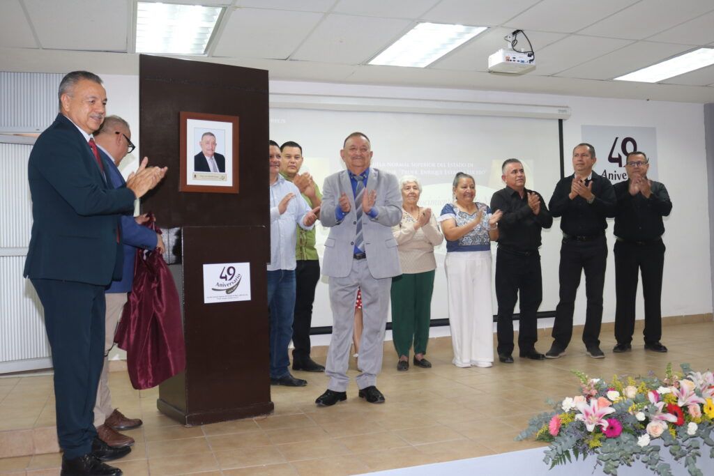 El galardón “Forjadores de Generaciones 2025” reconoce su destacada labor en el ámbito educativo y su compromiso con la transformación de la enseñanza en BCS.