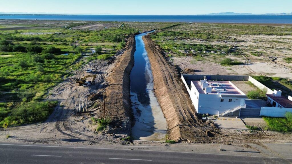 La 1ª etapa de desazolve en Chametla garantiza mejor conducción de aguas y mayor seguridad.