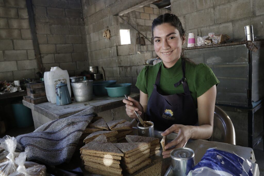 De 2021 a 2025 se apoyó a emprendedoras y emprendedores con créditos, PROTURAL y PINZORAL para fortalecer economía social y nuevos productos.