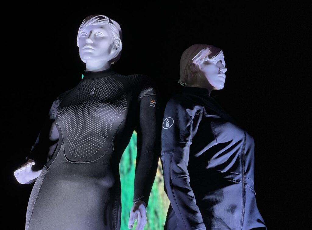 El traje de neopreno Xenos usa plásticos oceánicos reciclados y goma orgánica y refuerza a La Paz como destino que innova y protege.