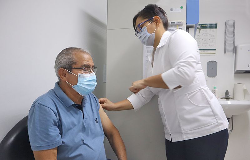 Aplicarán dosis gratuitas contra influenza, Covid-19 y neumococo a grupos vulnerables y personal de salud.