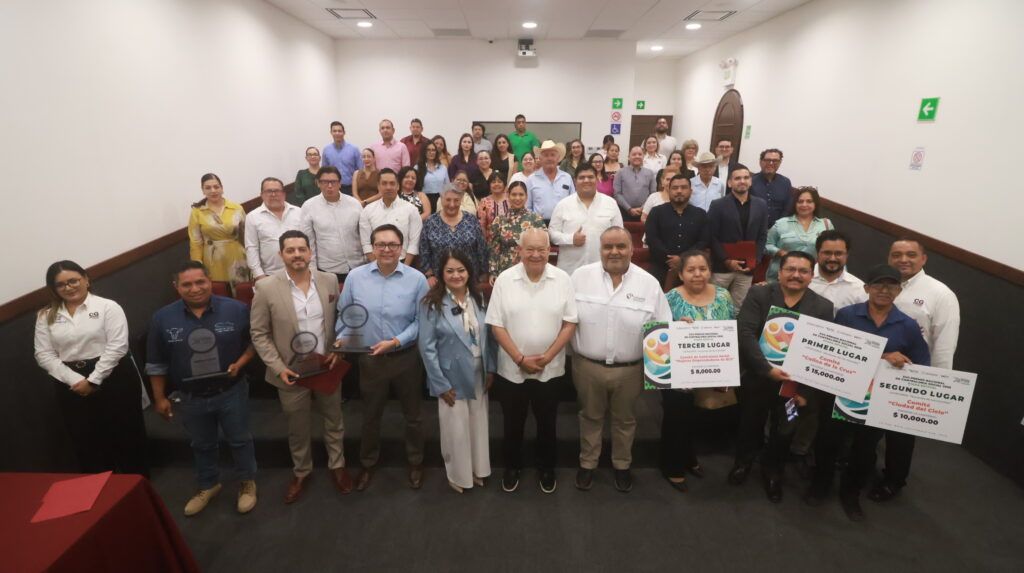 Víctor Castro y la contralora Rosa Cristina Buendía reconocen prácticas de Contraloría Social 2025 y envían a los ganadores a la fase nacional.