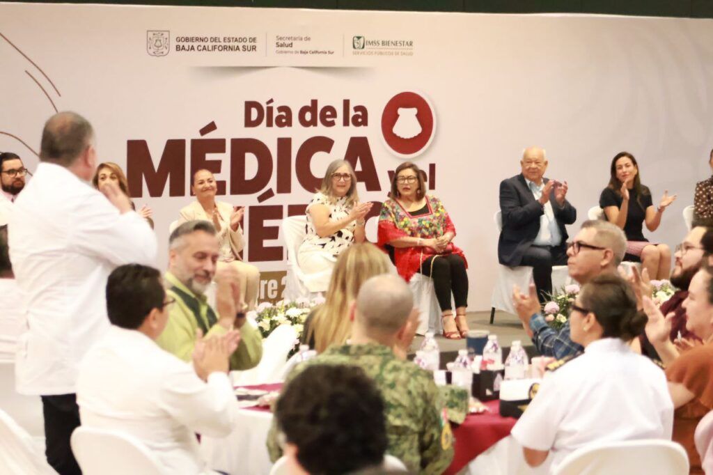 Víctor Castro agradece dedicación y entrega en el fortalecimiento del sistema estatal durante el acto en el Centro de Convenciones de La Paz.