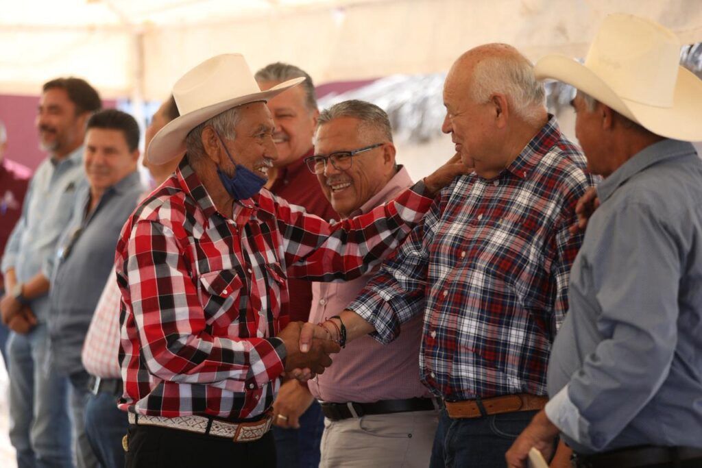 En El Ihuagil, el gobernador Víctor Castro entrega apoyos y maquinaria; destacan respaldo a ganaderos por sequía, mejoras a caminos rurales y facilidades para la comercialización de leche.