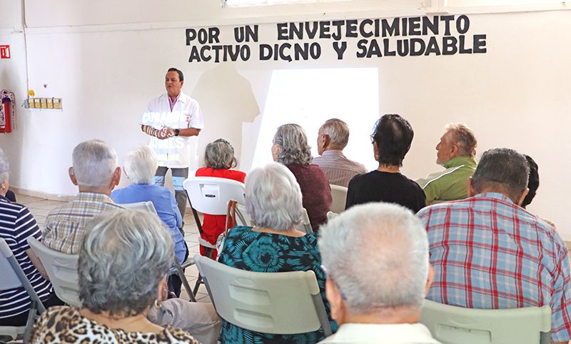 Brigadas médicas visitan casas de día y mercados, ofreciendo vacunas, revisiones y acompañamiento emocional para personas mayores de 60 años.