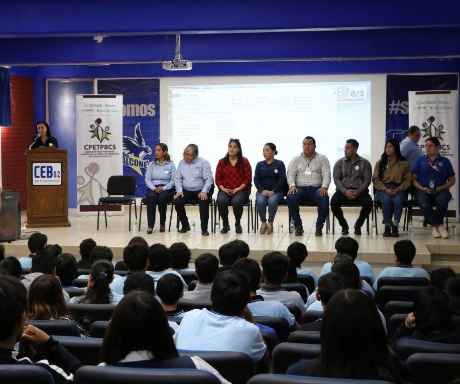 Autoridades de seguridad, salud, justicia, educación y derechos orientan a 500 alumnos del CEB 8/2 sobre trata, ciberacoso, desaparición y salud mental.