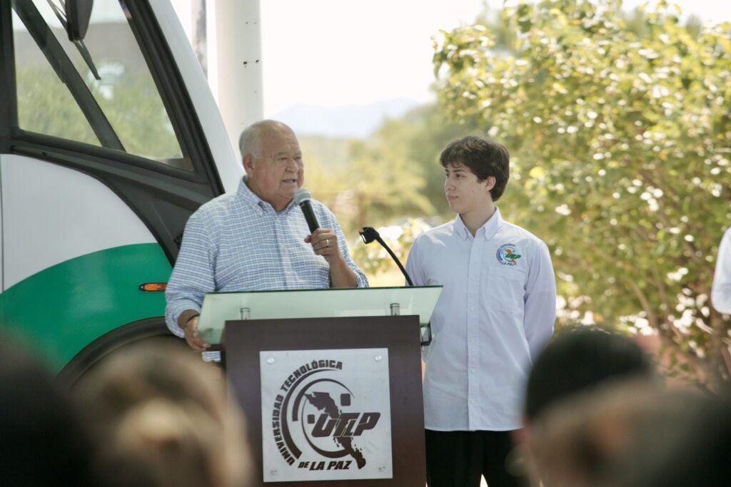 Víctor Manuel Castro Cosío reafirma el compromiso con la educación superior y anuncia pavimentación de accesos y equipamiento del invernadero para 2026.