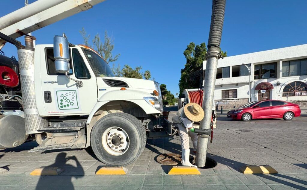 OOMSAPAS La Paz realizó una jornada de mantenimiento correctivo con unidades vactor en el Malecón de La Paz, la zona centro y El Esterito.