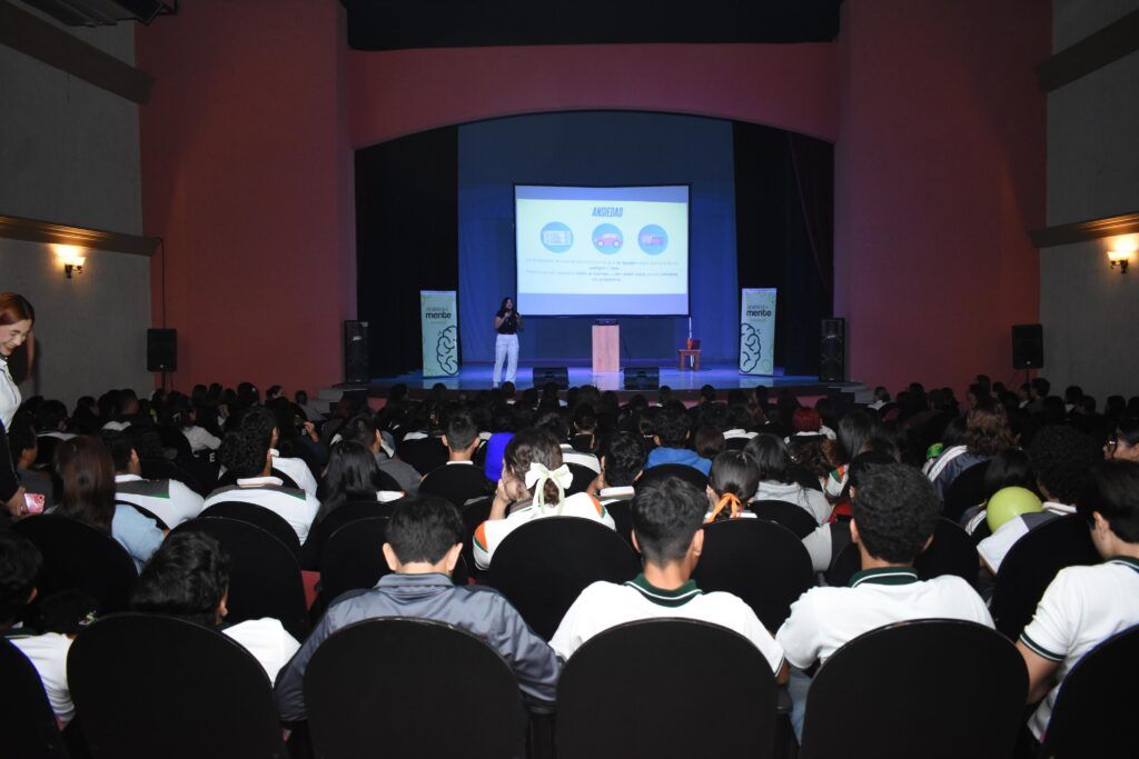 La Dirección Municipal de la Juventud y el ISJ reúnen a 300 estudiantes en el Teatro Juárez con conferencias sobre ansiedad, manejo emocional y prevención del suicidio.
