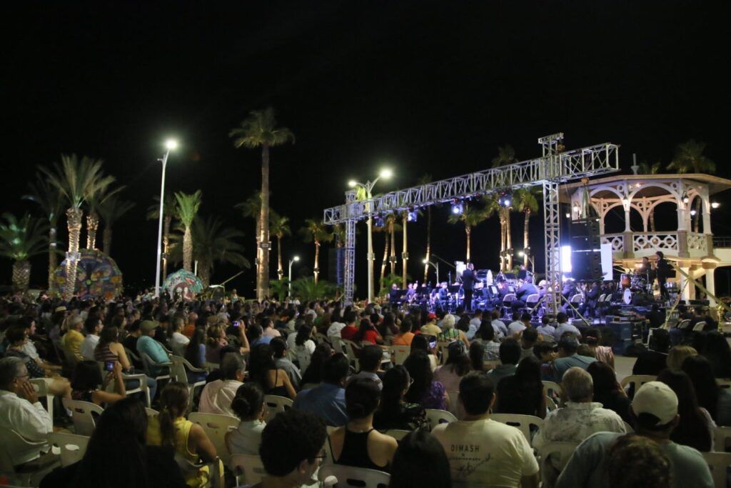 El Kiosco del Malecón vibró con la Sinfónica de Alientos; música de Márquez y barriletes de Sumpango iluminaron la fiesta de la Sudcalifornidad.