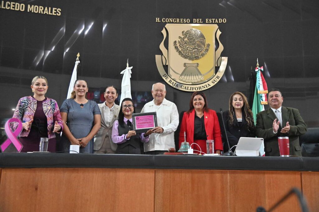La galardonada dedica el premio a niñas y niños divulgadores que representan a BCS a nivel internacional