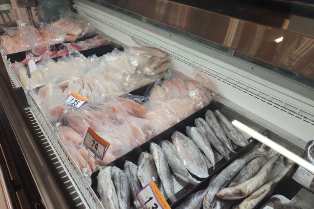 Expertos advierten que los filetes congelados carecen de información sobre origen, métodos de producción y responsables sanitarios.