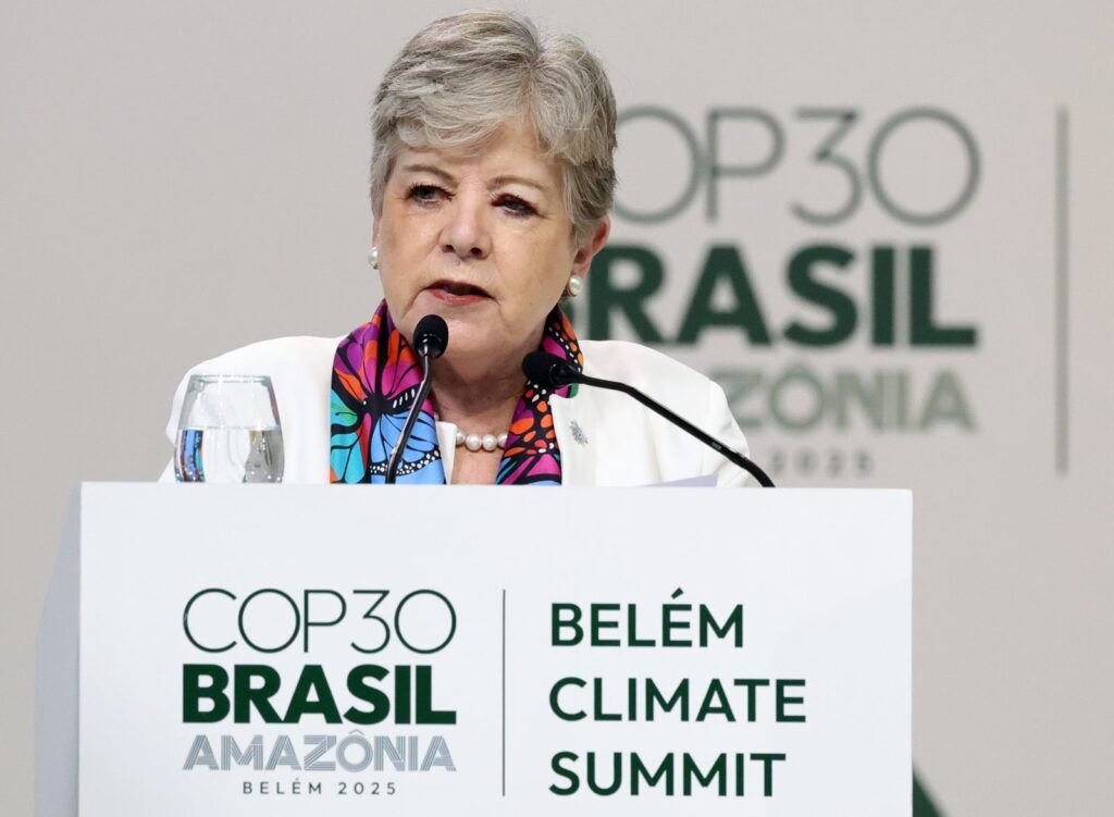 Durante la COP30 en Brasil, México busca proyectar un rol de liderazgo climático con nuevas metas de reducción de emisiones, pero su apuesta interna por los combustibles fósiles lo mantiene lejos de una verdadera transición energética justa.