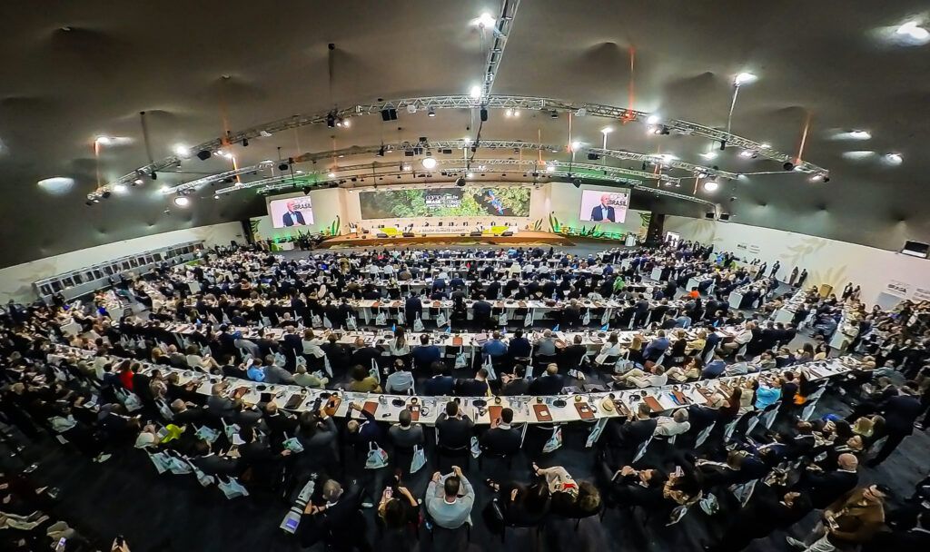 La nueva ruta climática incluye acciones en transporte, energía, agricultura e industria, y reconoce por primera vez pérdidas y daños por cambio climático.