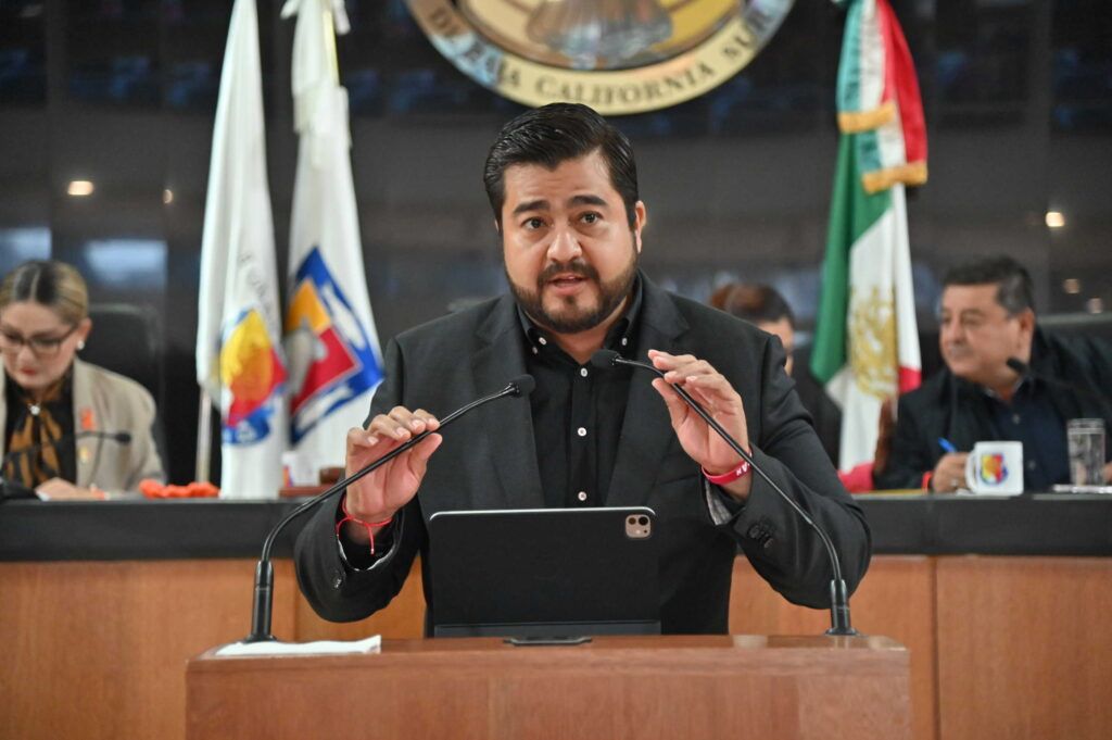 La propuesta fija un plazo de 90 días para que la Secretaría de Seguridad Pública y los ayuntamientos emitan lineamientos y protocolos que regulen el uso de cámaras corporales en las y los agentes.