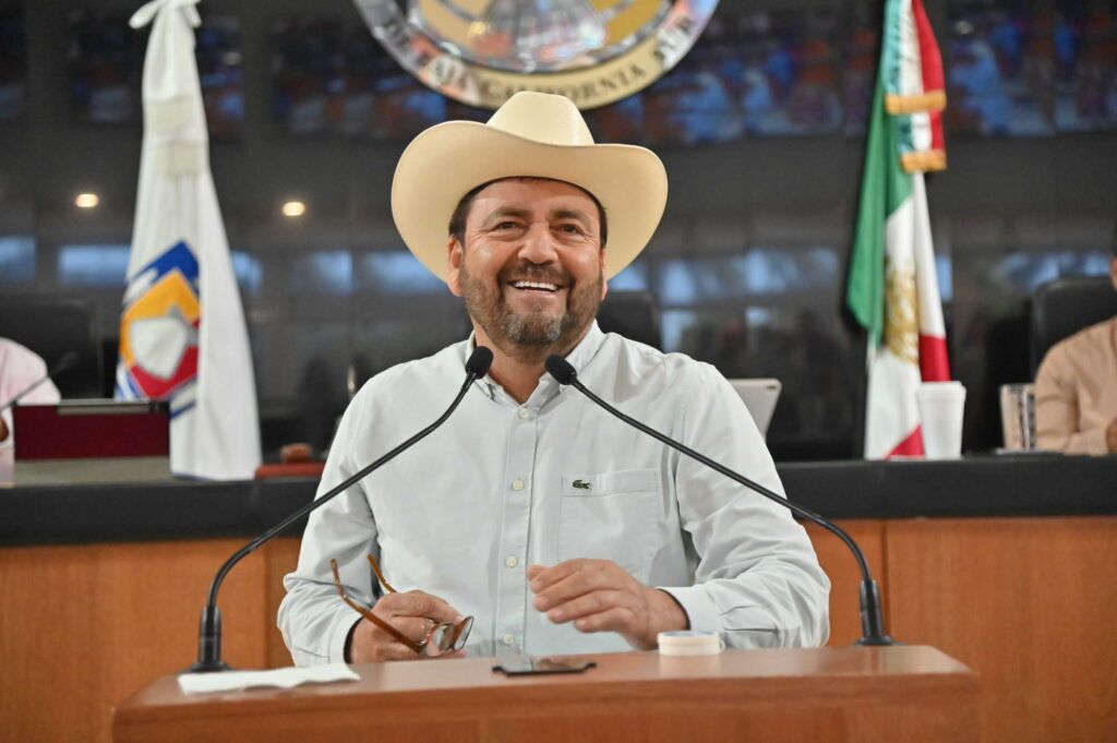 El diputado Venustiano Pérez subraya que el actor Enoc Leaño es ejemplo para nuevas generaciones sudcalifornianas.