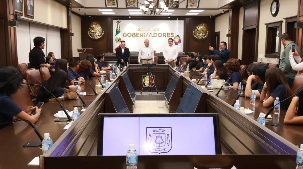 El gobernador Víctor Manuel Castro Cosío se reunió con las y los 21 jóvenes que integran el XVIII Parlamento Juvenil 2025, quienes presentaron propuestas sobre transporte marítimo y urbano, vivienda, contaminación, combate a la corrupción y gentrificación.