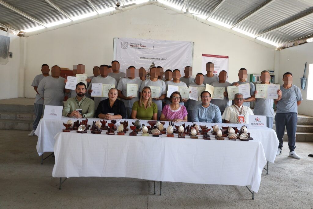 Personas privadas de la libertad reciben formación en elaboración de artesanías con madera y concha.