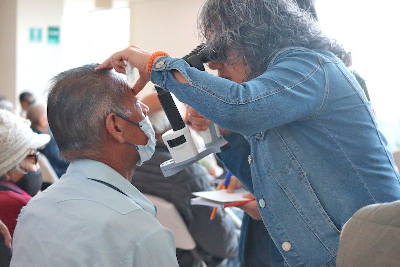 Las intervenciones forman parte de la estrategia nacional “Ver por México” y se realizan con lentes intraoculares proporcionados por el Gobierno de México, en beneficio de personas sin derechohabiencia.