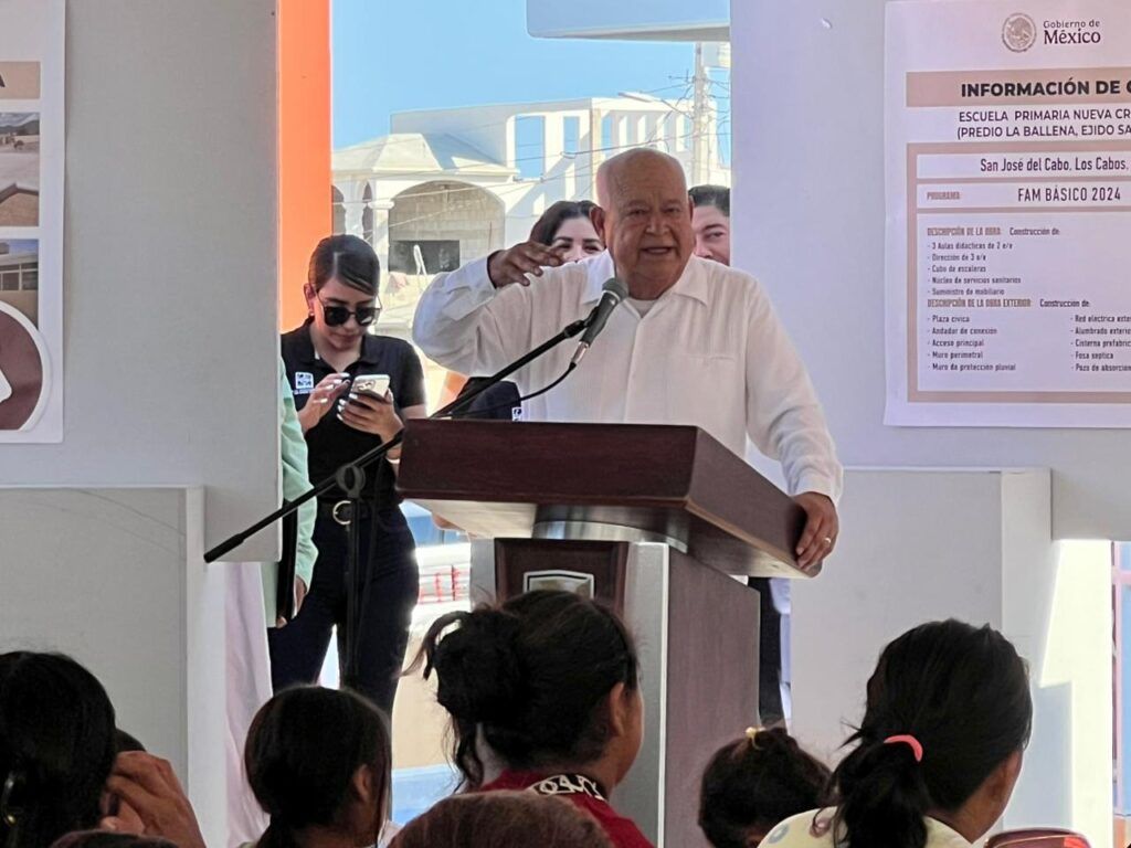 Con una inversión de 90 millones de pesos, el gobernador Víctor Castro inauguró un conjunto escolar con niveles desde preescolar hasta preparatoria en San José del Cabo.