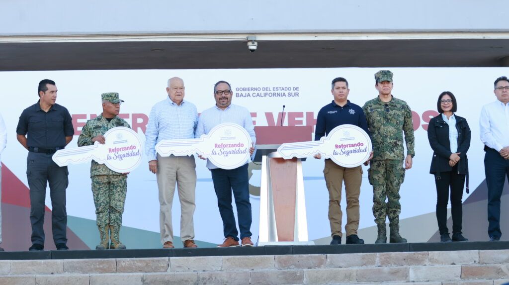 Víctor Castro encabezó la entrega de 17 vehículos para corporaciones de Seguridad Pública de Mulegé, Loreto y Comondú.