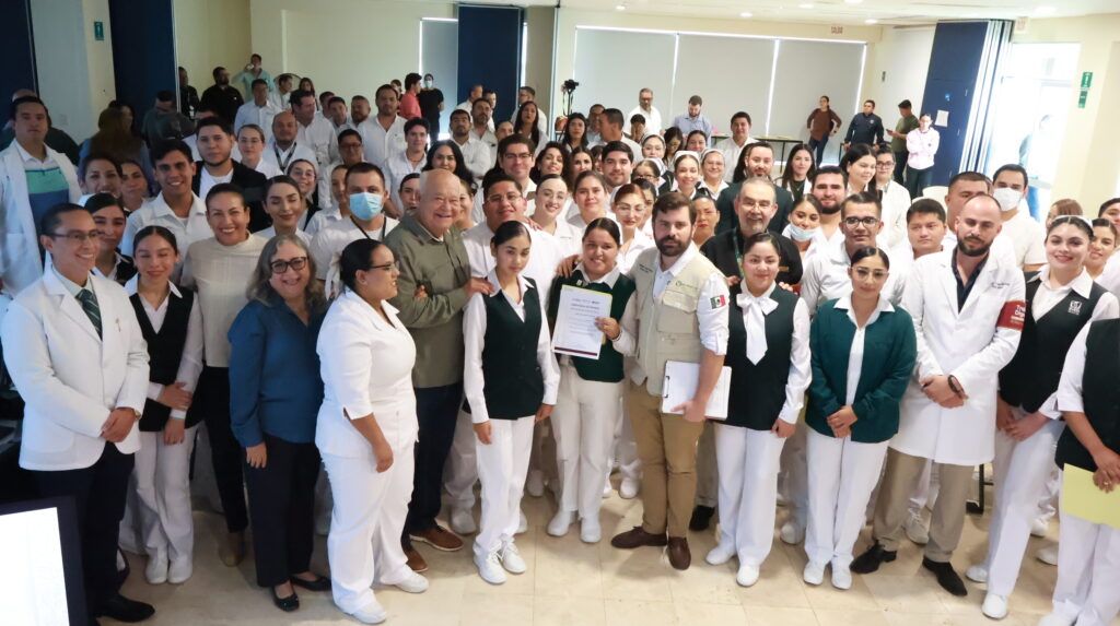 Con esta acción, el sistema federalizado suma 900 contratos en dos años y una fuerza laboral de mil 700 profesionales que fortalecen hospitales y centros de salud en los cinco municipios.