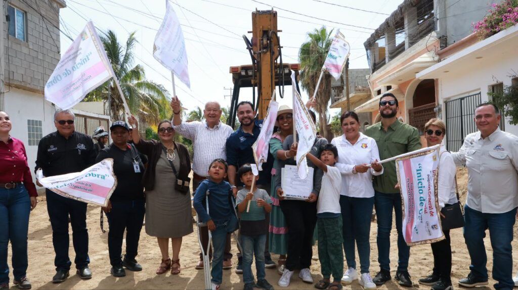El gobernador Víctor Castro dio el banderazo a la obra con inversión de 17.8 millones de pesos; contempla concreto hidráulico, alumbrado LED y accesibilidad universal.