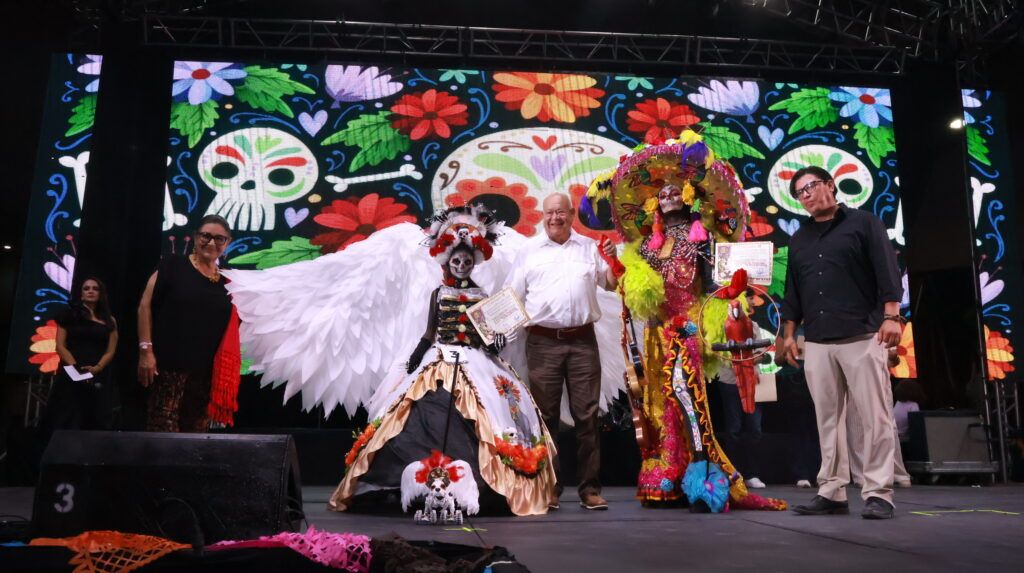 En la Unidad Cultural Jesús Castro Agúndez se celebraron 25 años del Festival de Día de Muertos con altares, pasarela de Catrinas y un programa artístico; el Gobernador destacó identidad y pertenencia.