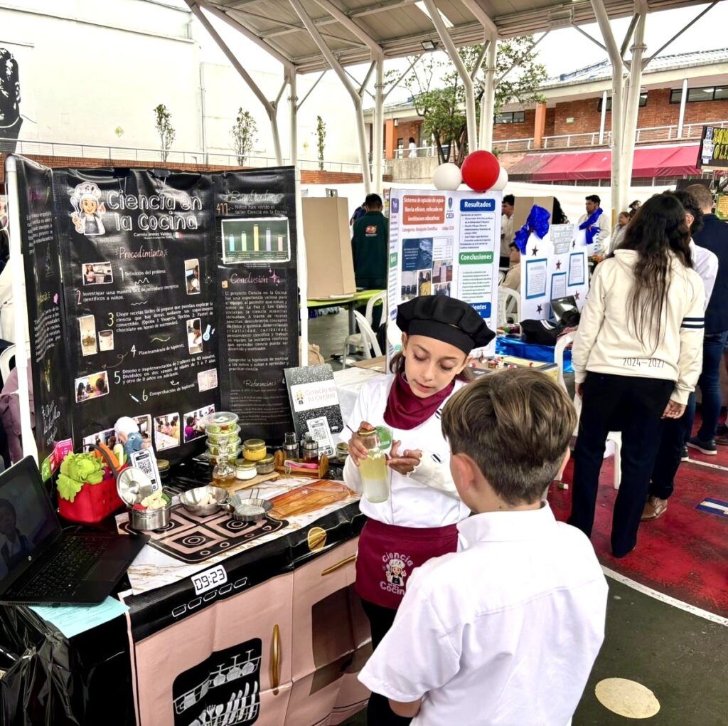 ¡Oro para Baja California Sur! Camila Jiménez ganó en Infomatrix Sudamérica 2025 en Bogotá con su proyecto “Ciencia en la Cocina”, que acerca la experimentación científica a la vida diaria