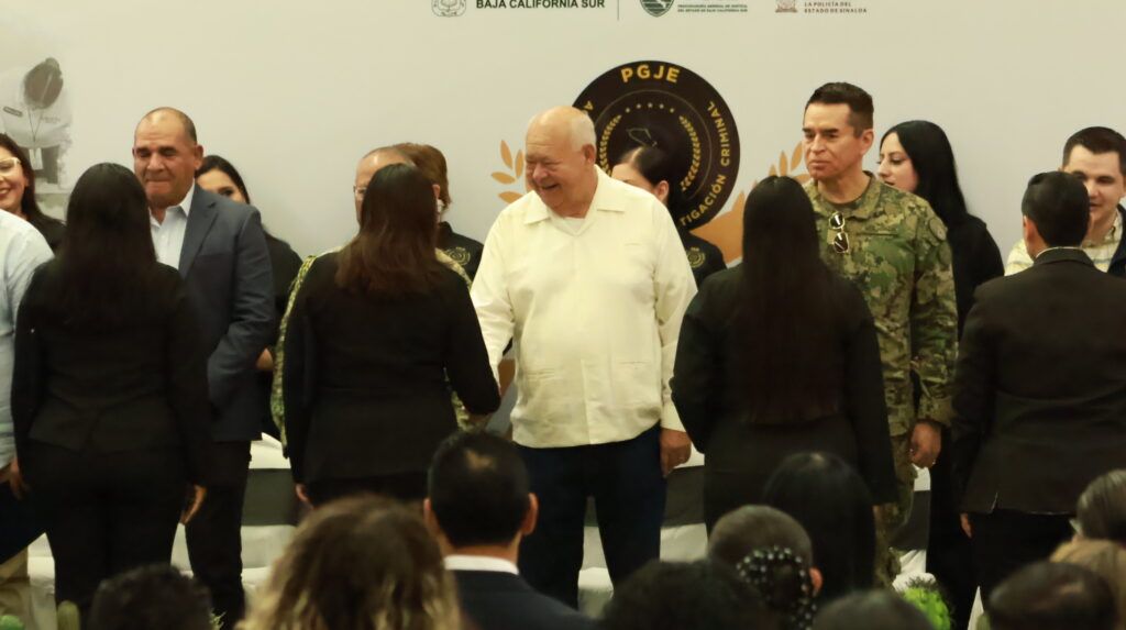 El gobernador Víctor Manuel Castro Cosío encabezó la ceremonia de reconocimiento a la generación que concluyó mil horas de capacitación en la UNIPOL de Sinaloa y se incorpora a la PGJE.