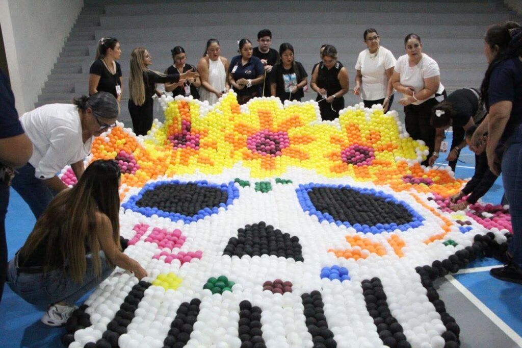 Más de 90 participantes recibieron constancias tras completar la capacitación en diseño decorativo, creatividad y comercialización de servicios.