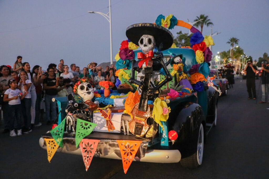 Cientos de familias disfrutaron del desfile de catrinas, altares, música y danza en el malecón, encabezados por la alcaldesa Milena Quiroga Romero.