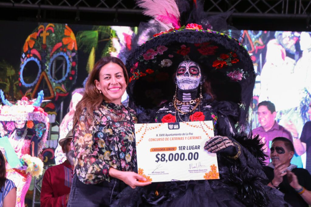 Más de 20 niñas, niños y jóvenes participaron en el desfile de catrinas por el malecón, mostrando creatividad, orgullo e identidad mexicana en el marco del Festival del Día de Muertos.