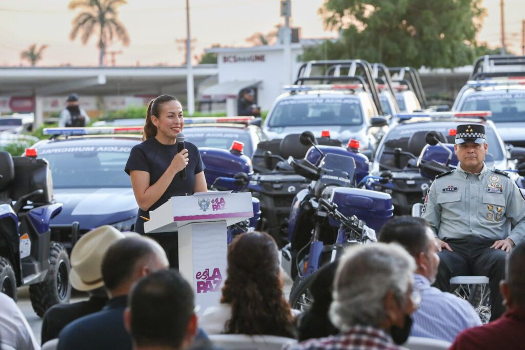 La alcaldesa Milena Quiroga entregó 37 vehículos a la corporación municipal, incluyendo unidades “violeta” para atender casos de violencia de género.