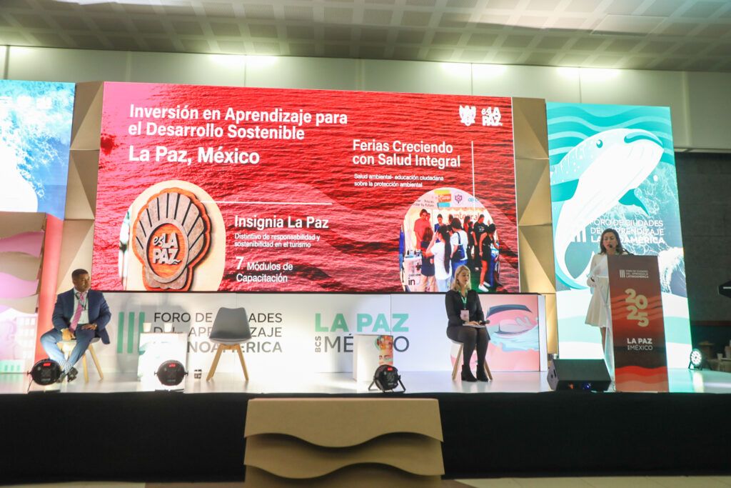 Milena Quiroga participó en la mesa “Resiliencia Ciudadana” junto a representantes de Colombia y Reino Unido, exponiendo los avances del municipio en educación ambiental, reciclaje, transporte limpio y manejo sostenible de Balandra.