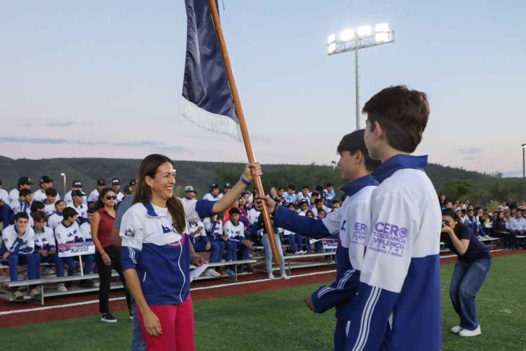 Milena Quiroga entregó uniformes con la leyenda “Cero tolerancia a la violencia” y reafirmó el impulso al deporte juvenil.