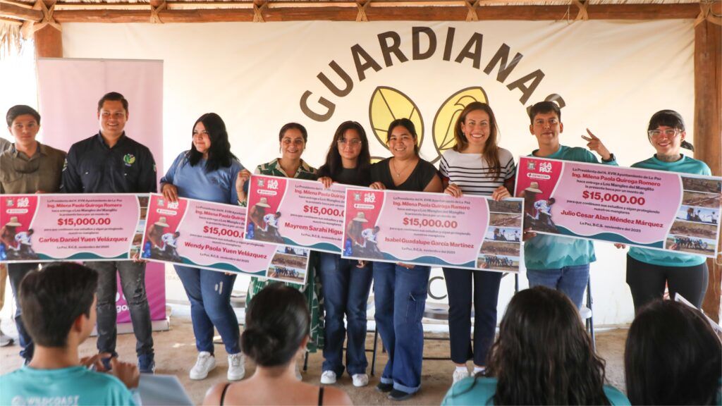 Hijas e hijos de las Guardianas de El Manglito y jóvenes voluntarios recibieron becas por su trabajo en apertura de canales, limpieza de humedales, cultivo de ostión y reforestación en distintos ecosistemas costeros.