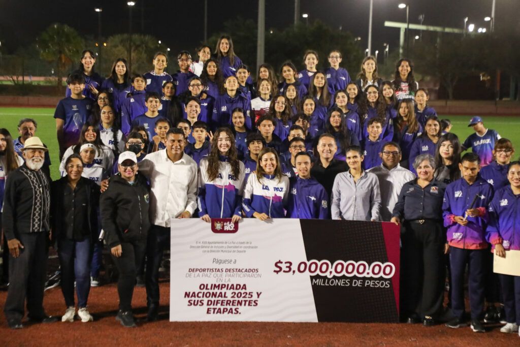 La alcaldesa Milena Quiroga Romero encabezó la entrega de 230 apoyos económicos a deportistas destacados y entrenadores de La Paz, con una inversión de 3 millones 900 mil pesos. 